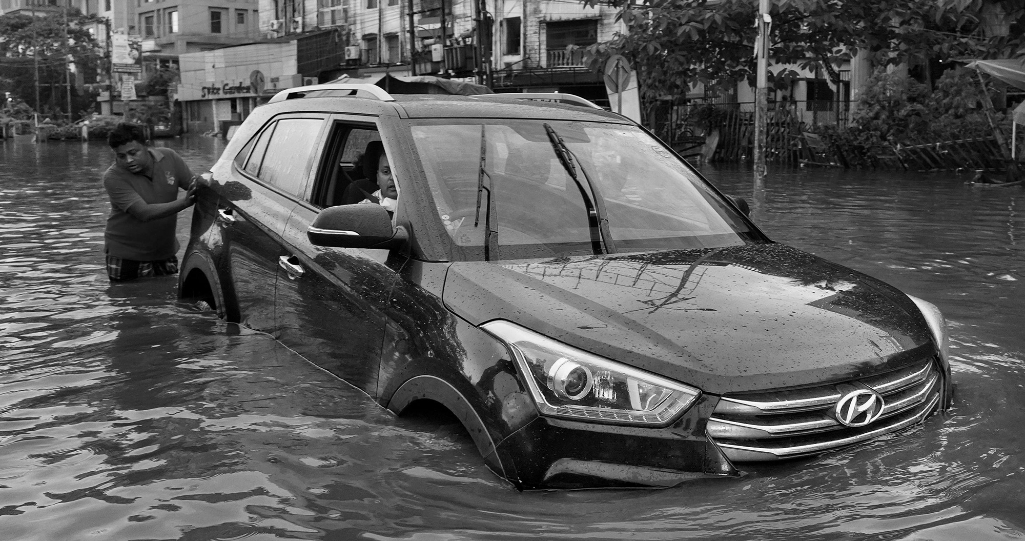 carro en una calle inundada